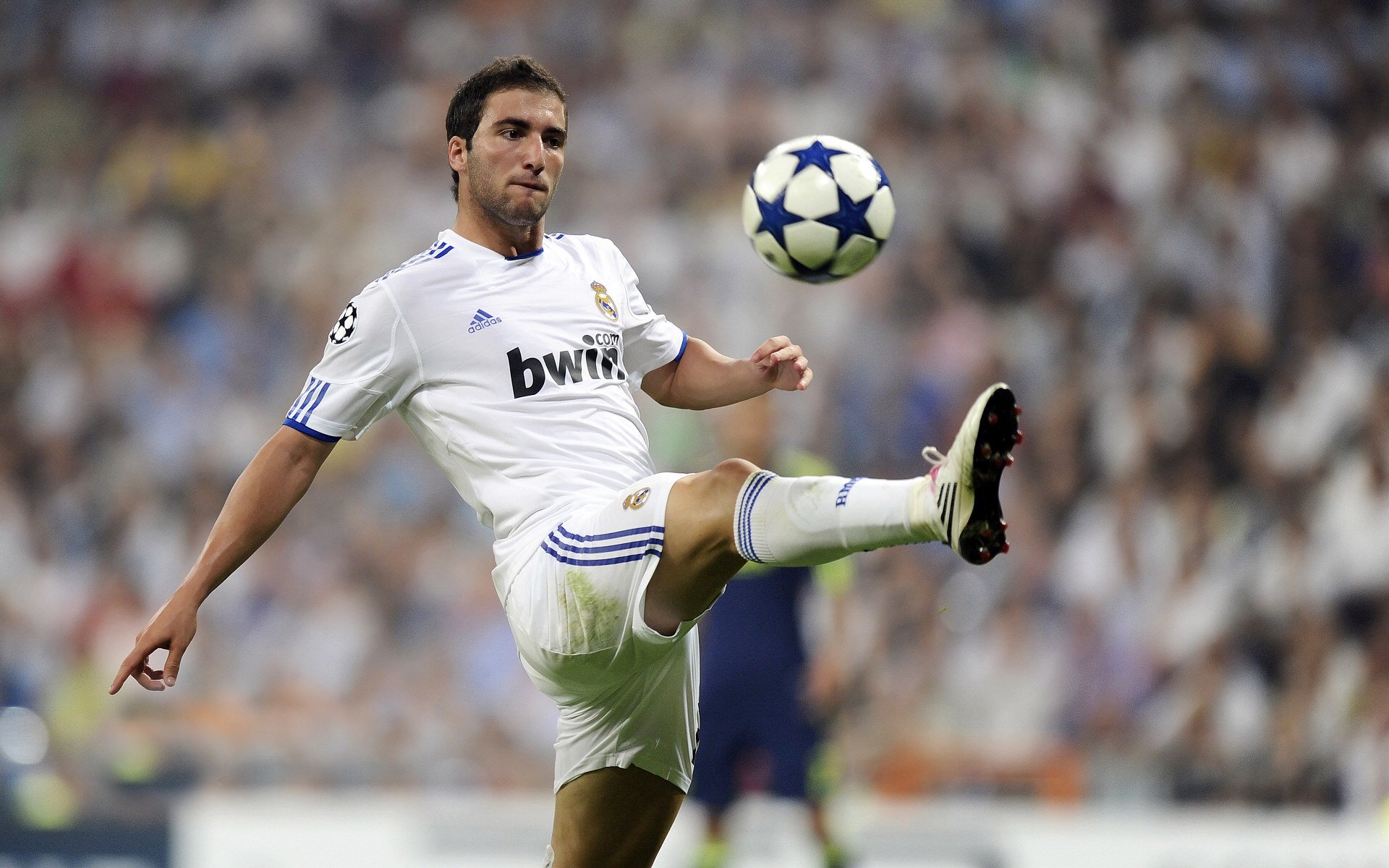 英超：曼城在补时阶段绝杀利物浦，争冠形势扑朔迷离，英超第4轮_曼城5球狂胜利物浦 曼联连胜终结无碍领跑