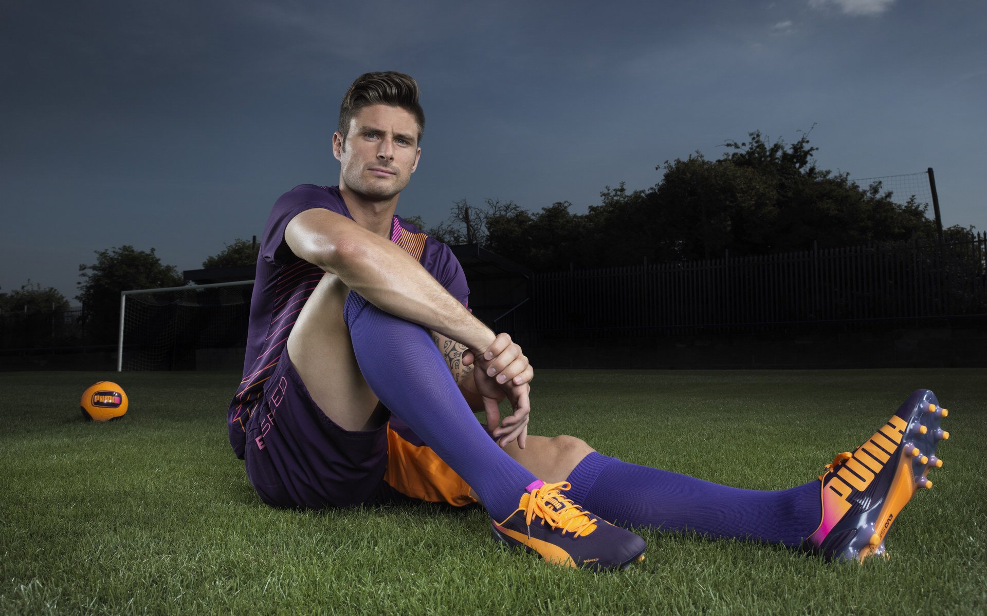 激烈足球对决中球队进攻节奏快速，足球对抗赛